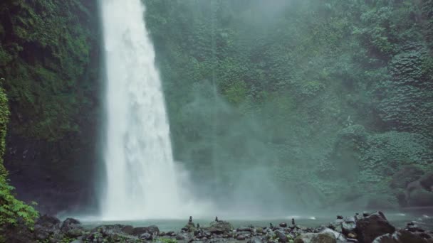 Grote Waterval Met Krachtige Stroom Bali Indonesië Tropisch Woud Waterval — Stockvideo