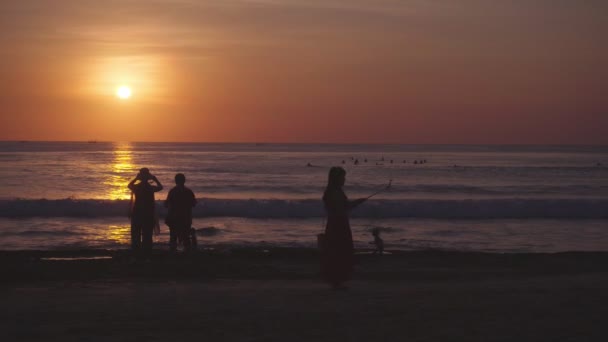 Jasny Kolorowy Zachód Lub Wschód Słońca Ocean Beach Sylwetką Ludzi — Wideo stockowe