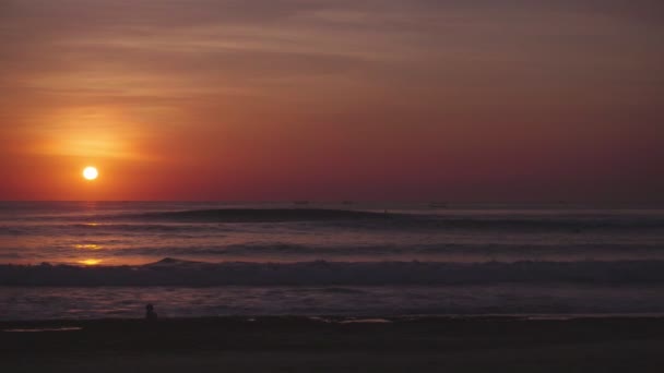 Pôr Sol Colorido Brilhante Nascer Sol Oceano Com Ondas Praia — Vídeo de Stock