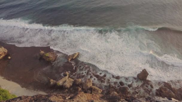 Colores Cálidos Atardecer Amanecer Con Océano Olas Rocas — Vídeo de stock