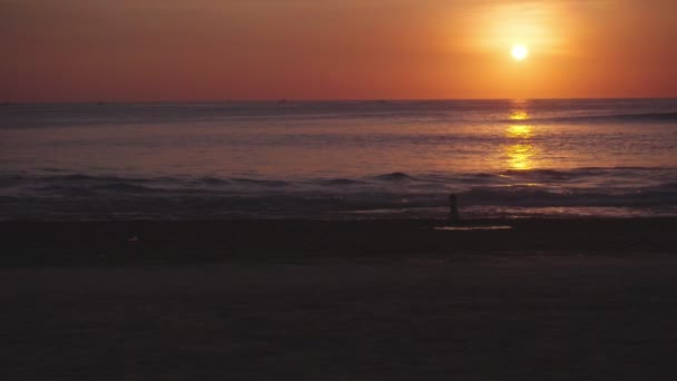 Kleurrijke Zonsondergang Zonsopgang Oceaan Met Golven Tropisch Strand — Stockvideo