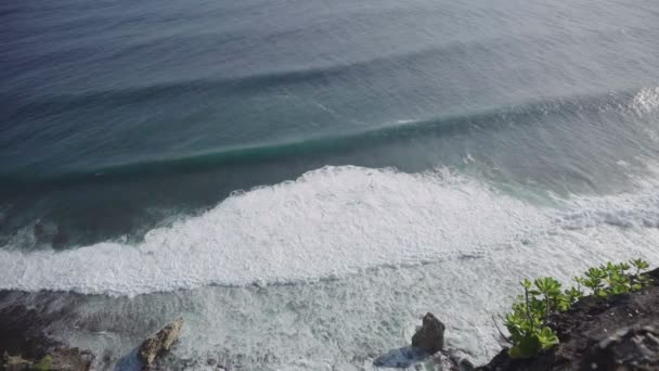 Visa Från Cliff Blue Ocean Med Vågor Och Stenar Bali — Stockvideo