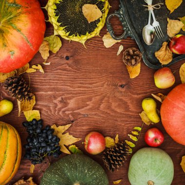 Ahşap arka plan üzerinde kabak, kavun ve elma meyve. Şükran günü, sonbahar arka plan. Düz yatıyordu, en iyi görünümü