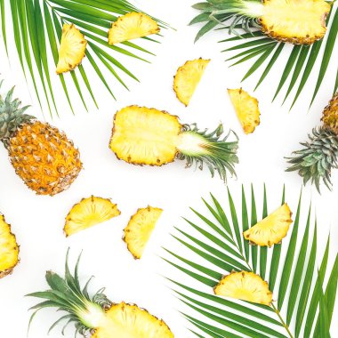 Ananas meyve palm ile yapılan tropic desen beyaz zemin üzerine bırakır. Düz yatıyordu, en iyi görünüm. Tropikal kavramı.