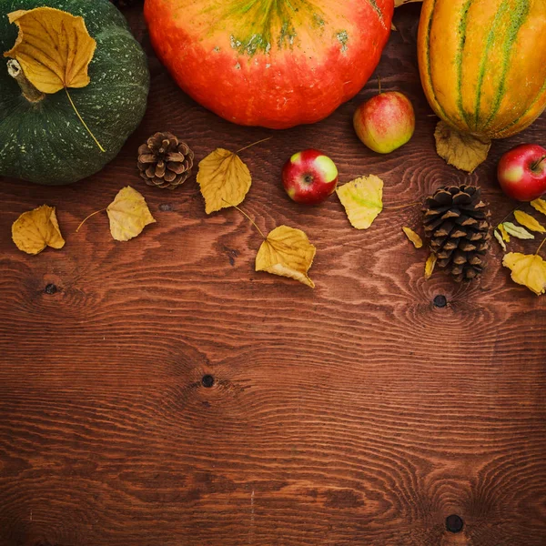 Şükran günü kompozisyon sebze, ayçiçeği, elma ve sonbahar ahşap arka plan üzerinde bırakır. Düz yatıyordu, en iyi görünüm. Yemek masası