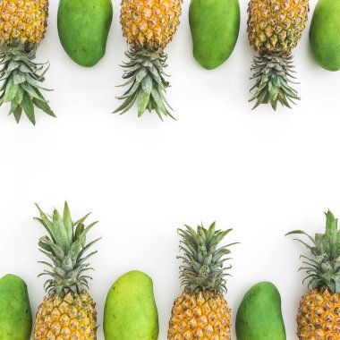 Beyaz arka plan üzerinde ananas ve mango meyve meyve çerçeve. Düz yatıyordu, en iyi görünüm. Gıda kavramı.