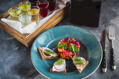 Rus pancar salatası salata, balık ve çeşitli alkollü içecekler ile sandviç. Siyah kağıt kartı menü