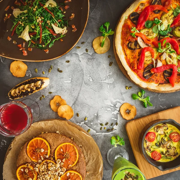 Élelmiszer Keretében Készült Pizza Zöldségek Saláta Torta Gyümölcs Ital Sötét — Stock Fotó