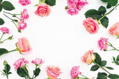 Beyaz arka plan üzerinde parlak pembe gül çiçeklerin yuvarlak çerçeve yaptı. Düz yatıyordu, en iyi görünüm. Pastel çiçek