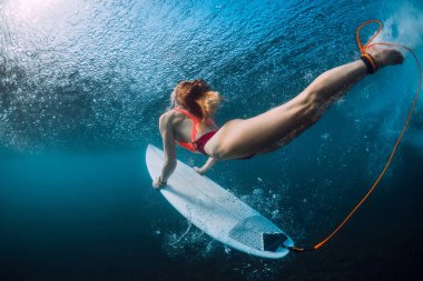 Güzel sörfçü kız surfboard ile büyük okyanus dalgası altında dalış. Sualtı Görüntüleme