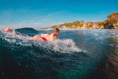 Dalga sörf sörfçü kadın. Okyanus sörf kız.