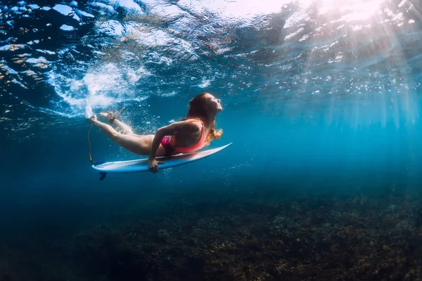 女の子魅力的なサーファー ダイビング 水中の波 — ストック写真
