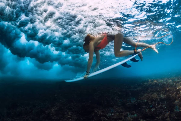 プロサーファー女性サーフボードで海の波と水中ダイビングのアヒルを作ろう — ストック写真