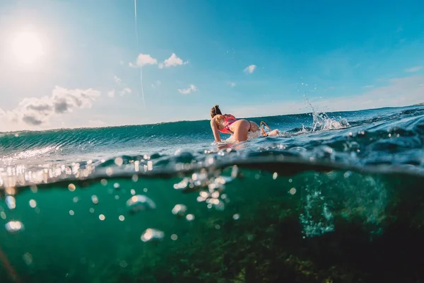 海と波の魅力的なサーファーの女性 サーフィン女の子がダイビングのアヒルを作ろう — ストック写真