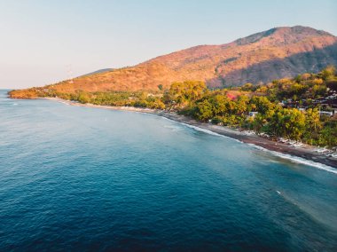 Mavi okyanus ve gün batımı ışıkta sıcak: Amed, Bali Beach havadan görünümü.