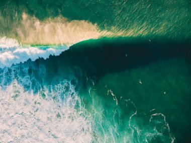 Dalga sörfçü ve gün batımı ile okyanusu çökmesini havadan görünümü. Resif üzerinde çökmesini dalga. Üstten görünüm