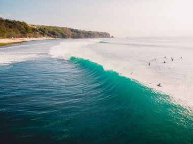 Havadan görünümü sörfçü ve varil turkuaz dalga Okyanusu. Bali