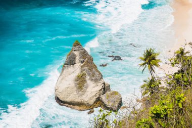 Avuç içi ve rock Nusa Penida, Bali, Endonezya içinde gizli bir Beach şaşırtıcı görünümü.