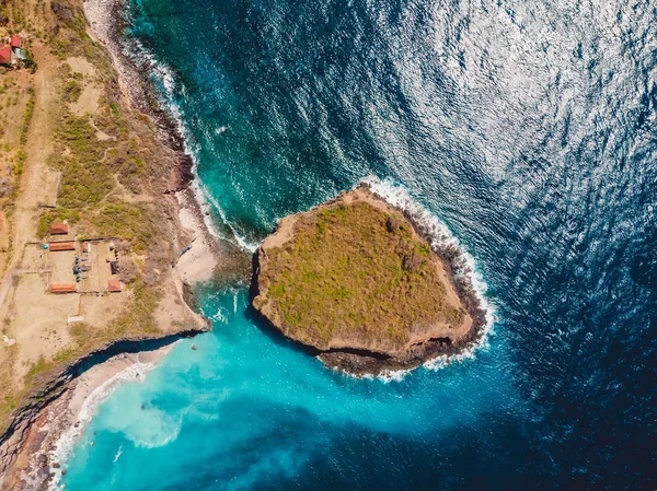 Αεροφωτογραφία Του Νησιού Βράχους Και Μπλε Του Ωκεανού Μπαλί — Φωτογραφία Αρχείου