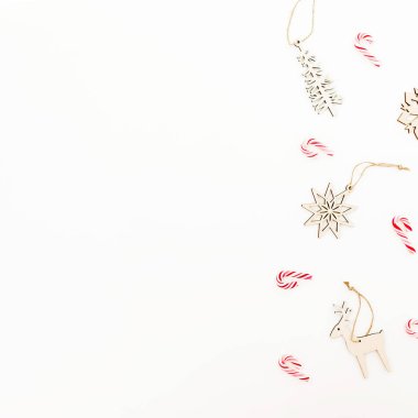 Noel natürmort beyaz arka plan üzerinde ahşap ağaç dekorasyon, kar taneleri ve şeker kamışı ile. Düz yatıyordu, en iyi görünüm. Yeni yıl kavramı.