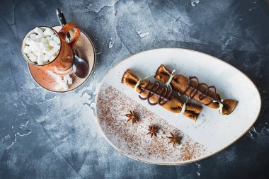 Tarçın, anason ve marshmallow ile kahve fincan çikolatalı tatlı. Lezzetli tatlı ve kahve içecek