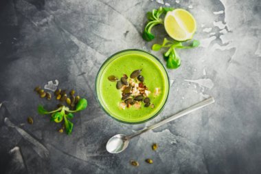 Ispanak, muz ve kabak çekirdeği ile sağlıklı beslenme yüzlü. Düz yatıyordu, en iyi görünümü