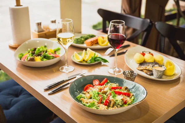 Balık Yemekleri Şarap Lezzetli Salata Sağlıklı Gıda Cafe — Stok fotoğraf