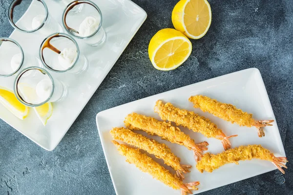 Gamberi Grigliati Serviti Con Salsa Limone Pesce Con Bicchiere Vino — Foto Stock