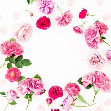 Pembe güller ve anemon çiçeği, şakayık çiçekleri beyaz arka plan üzerinde yuvarlak çerçeve çiçek. Düz yatıyordu, en iyi görünüm. Pastel çiçek doku.