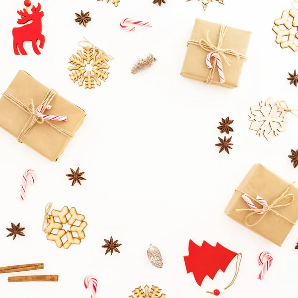クリスマスの組成物 クリスマス プレゼント 木製の装飾と白い背景のキャンディー コピー スペース フラット横たわっていた トップ ビュー — ストック写真