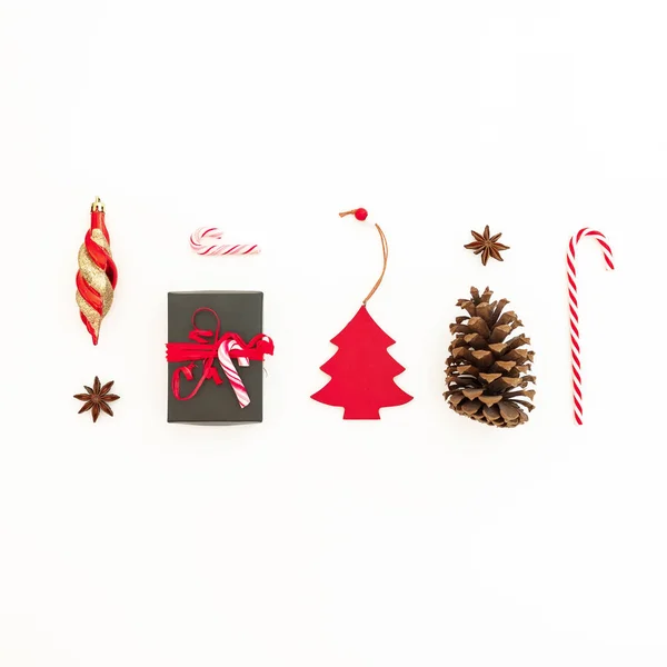 Vánoční Složení Vánoční Dárek Šiška Hračky Cukrové Třtiny Bílém Pozadí — Stock fotografie