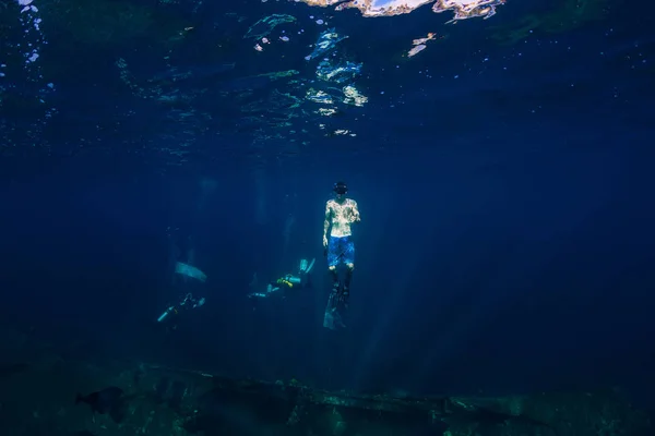 Freediver Człowieka Głębi Pojawiają Się Zrobić Shaka — Zdjęcie stockowe