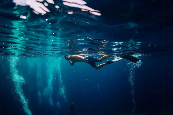 Homem Mergulhador Livre Nadando Oceano Foto Subaquática Com Mergulhador — Fotografia de Stock