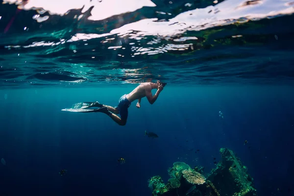 フリーダイバーで Uss リバティ大破 バリ島の海で泳ぐ — ストック写真