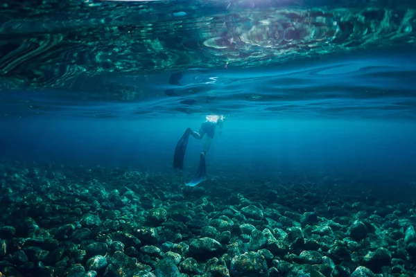 Gratis Dykaren Simma Havet Undervattensfoto Med Solljus — Stockfoto