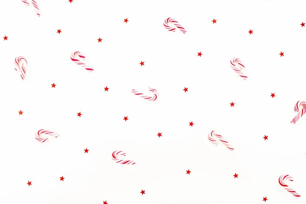 白い背景の上のキャンディー杖と赤光沢のある紙吹雪クリスマス成分 フラット横たわっていた トップ ビュー — ストック写真