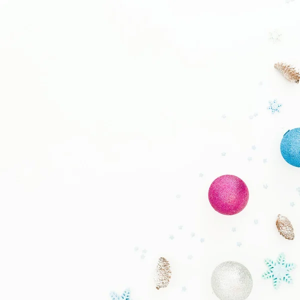 Weihnachtskomposition Mit Kopierraum Weihnachtskugeln Und Blaue Dekorationen Auf Weißem Hintergrund — Stockfoto