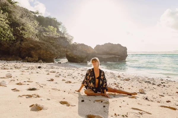 Jovem Mulher Ioga Praia Com Luz Pôr Sol — Fotografia de Stock