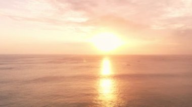 Okyanus ve dalgalar sıcak gün batımı ışık ile havadan görünümü