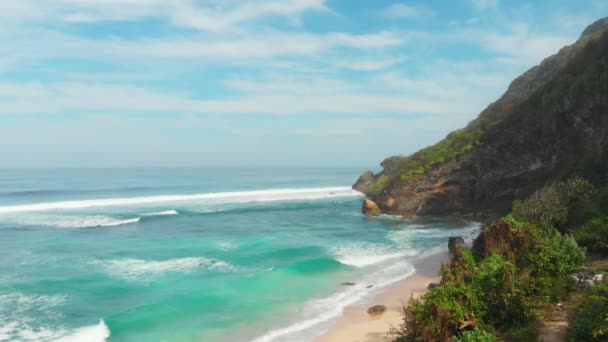 Luftaufnahme Des Felsigen Kaps Und Des Türkisfarbenen Ozeans Mit Wellen — Stockvideo