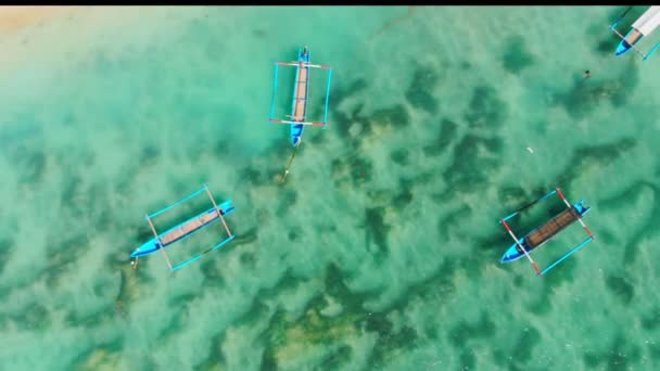 Тропічному Пляжі Вода Бірюзового Океану Традиційні Місцеві Човни Острові Балі — стокове відео