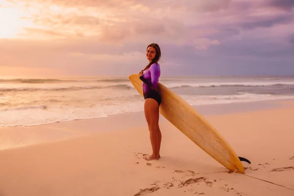 Серфінг Дівчина Дошкою Серфінгу Яка Отруює Пляж Заході Сонця Або — стокове фото
