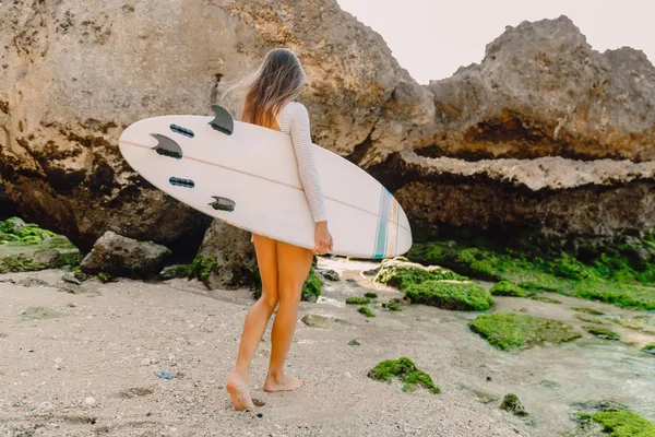 Okyanus Sörf Için Olacak Surfboard Ile Sörf Kadın Güzel Sörfçü — Stok fotoğraf