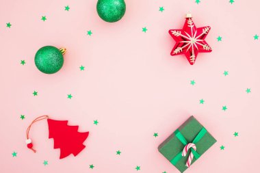 Noel kompozisyon. Noel hediye kutusu, oyuncak ve pembe bir arka plan üzerinde pırıltılı konfeti. Düz yatıyordu, en iyi görünümü.