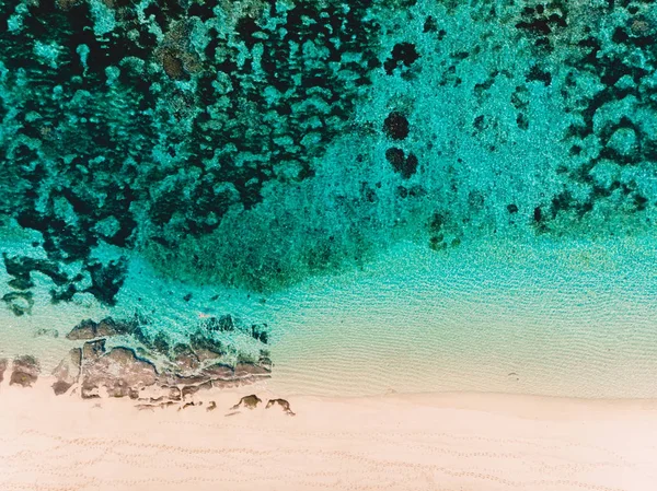 Turkuaz Okyanus Ile Tropikal Beach Havadan Görünümü — Stok fotoğraf