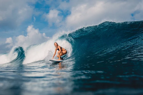 Surf Κορίτσι Στο Σανίδα Για Βαρέλι Κύμα Γυναίκα Στον Ωκεανό — Φωτογραφία Αρχείου