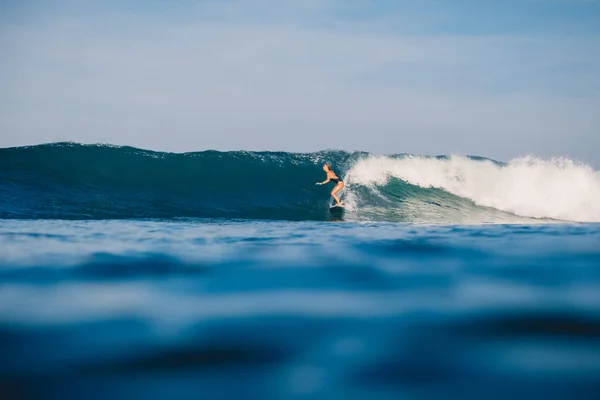 Surfer Ragazza Cavalcare Sulla Perfetta Onda Dell Oceano — Foto Stock