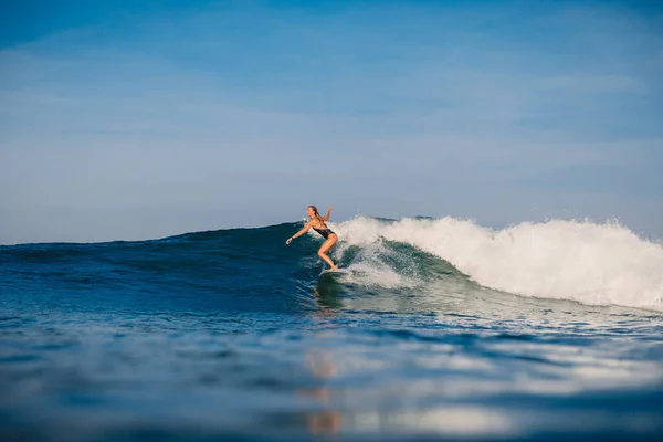 Νέοι Surfer Κορίτσι Βόλτα Κύμα Τέλεια Στον Ωκεανό — Φωτογραφία Αρχείου