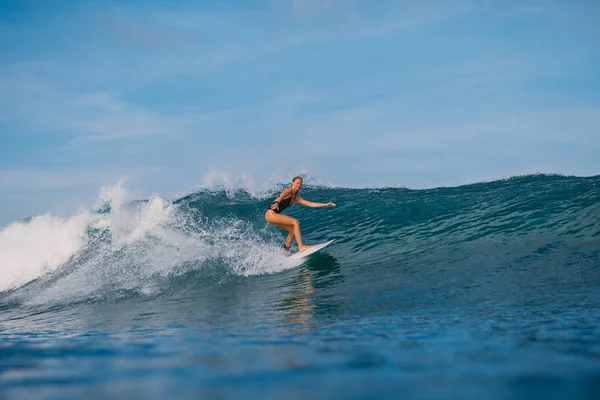 Surf Girl Surfboard Ride Barrel Wave Woman Ocean Wave — Stock Photo, Image