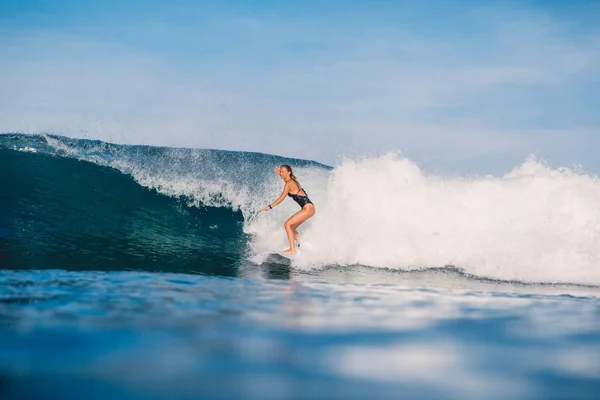 Tineri Surfer Fata Perfect Ocean Val — Fotografie, imagine de stoc